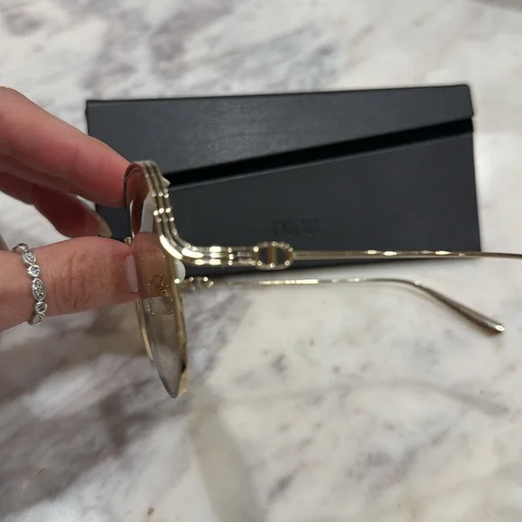 Christian Dior sunglasses

DIOR EverDior A1U polarized glasses! Smoke n gold - Picture 2 of 6